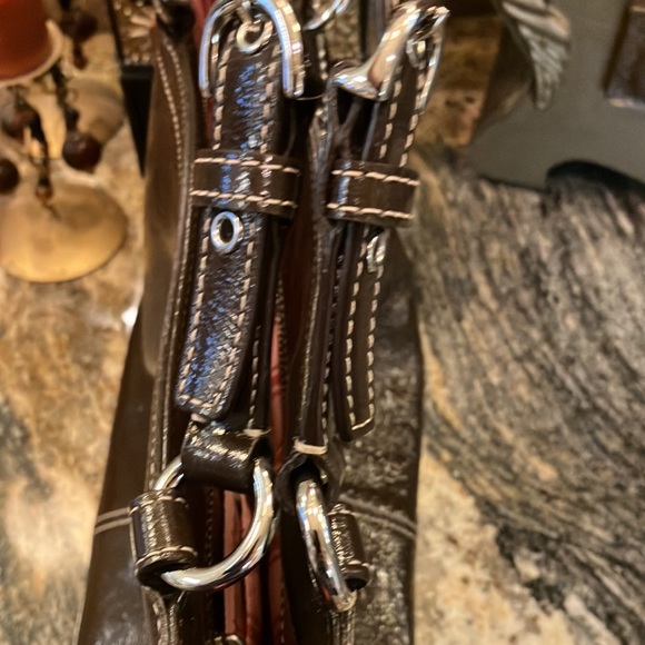 Coach Dark chocolate patent leather shoulder bag. Z25842 - Picture 7 of 13